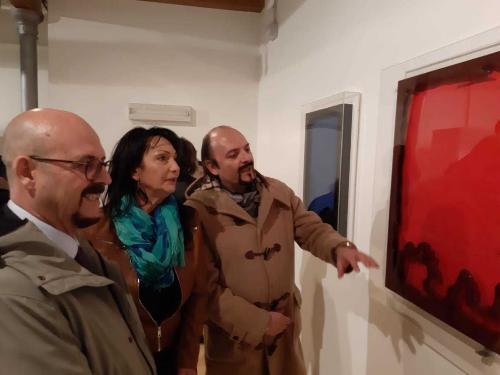 L'assessore Fvg al Patrimonio, Sebastiano Callari (a sx), con il sindaco di Monfalcone, Anna Maria Cisint, e l'assessore comunale alla Cultura, Luca Fasan, all'inaugurazione della mostra di Lucio Fontana